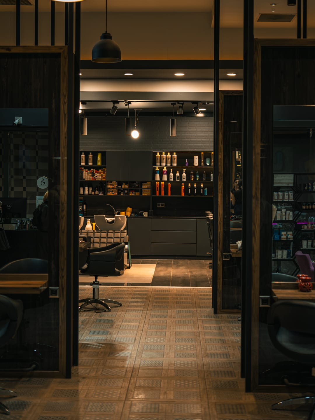 Empfangsbereich des Salons mit Sitzbereich und Frisierpl&auml;tzen