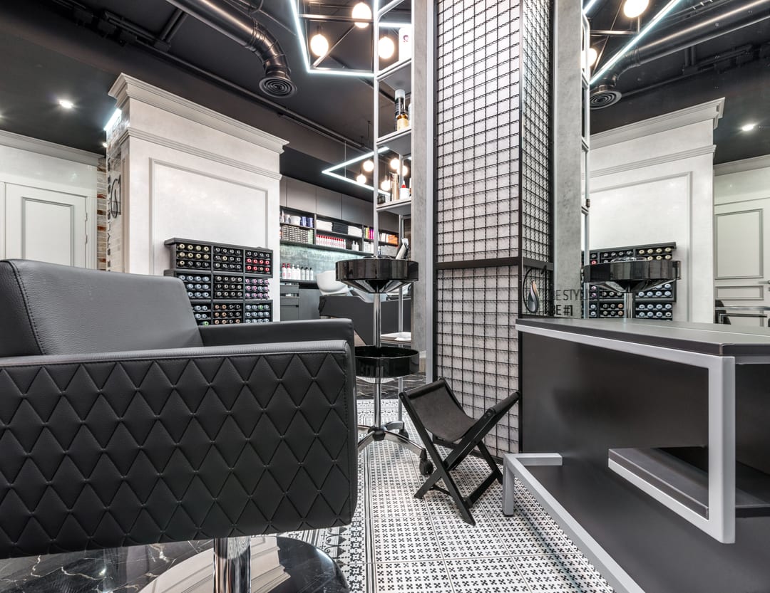 Moderner Salon-Empfang mit Sitzbereich und Frisierpl&auml;tzen