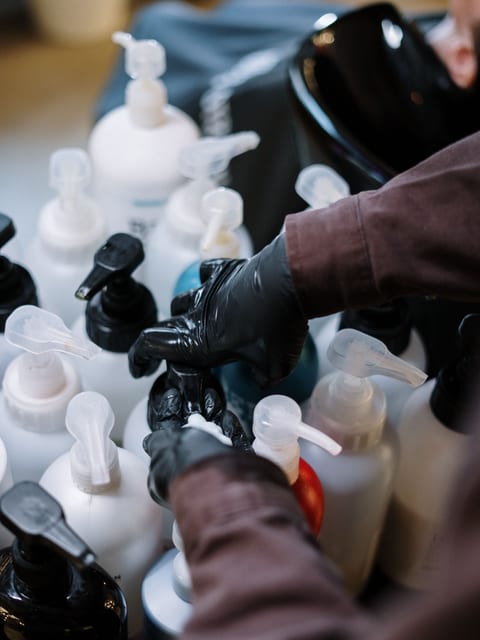 Farbmischung mit Handschuhen und Produktflaschen