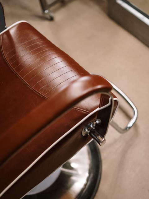 Detail: Ledersessel mit Naht und Chrom